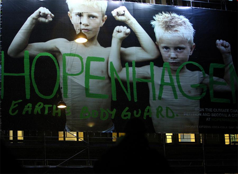 Μια τερ?στια αφ?σα προωθε? τη Δι?σκεψη του ΟΗΕ για το Κλ?μα στου? δρ?μου? τη? Κοπεγχ?γη?, πρωτε?ουσα? τη? Δαν?α?, 19/12/2009. Φωτογραφ?α: Xinhua