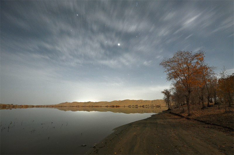 Ο ?ναστρο? ουραν?? π?νω απ? τη λ?μνη Λουομπο? στι? αρχ?? του χειμ?να ε?ναι εκθαμβωτικ??