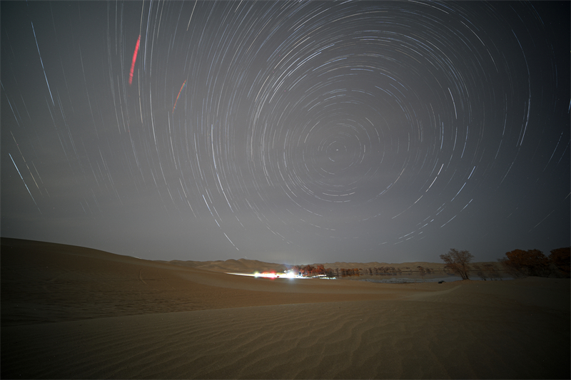 Ο ?ναστρο? ουραν?? π?νω απ? τη λ?μνη Λουομπο? στι? αρχ?? του χειμ?να ε?ναι εκθαμβωτικ??