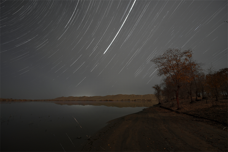 Ο ?ναστρο? ουραν?? π?νω απ? τη λ?μνη Λουομπο? στι? αρχ?? του χειμ?να ε?ναι εκθαμβωτικ??