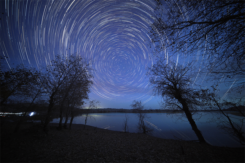 Ο ?ναστρο? ουραν?? π?νω απ? τη λ?μνη Λουομπο? στι? αρχ?? του χειμ?να ε?ναι εκθαμβωτικ??