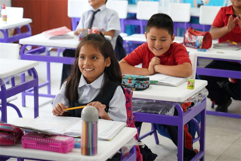 Μαθητ?? παρακολουθο?ν μ?θημα σε σχολε?ο που κατασκευ?στηκε απ? κινεζικ? εταιρε?α στην περιοχ? La Libertad του Περο?. Φωτογραφ?α: People's Daily