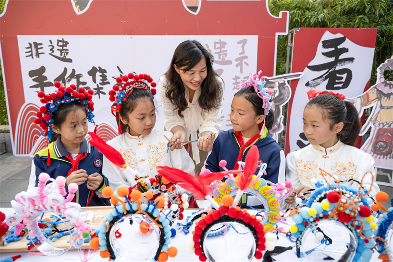 Στην π?λη Ναντσ?νγκ τη? επαρχ?α? Τζιανγκσ? η πολ?χρωμη ?υλη πολιτιστικ? κληρονομι? εισ?ρχεται στα σχολε?α