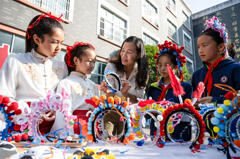 Στην π?λη Ναντσ?νγκ τη? επαρχ?α? Τζιανγκσ? η πολ?χρωμη ?υλη πολιτιστικ? κληρονομι? εισ?ρχεται στα σχολε?α