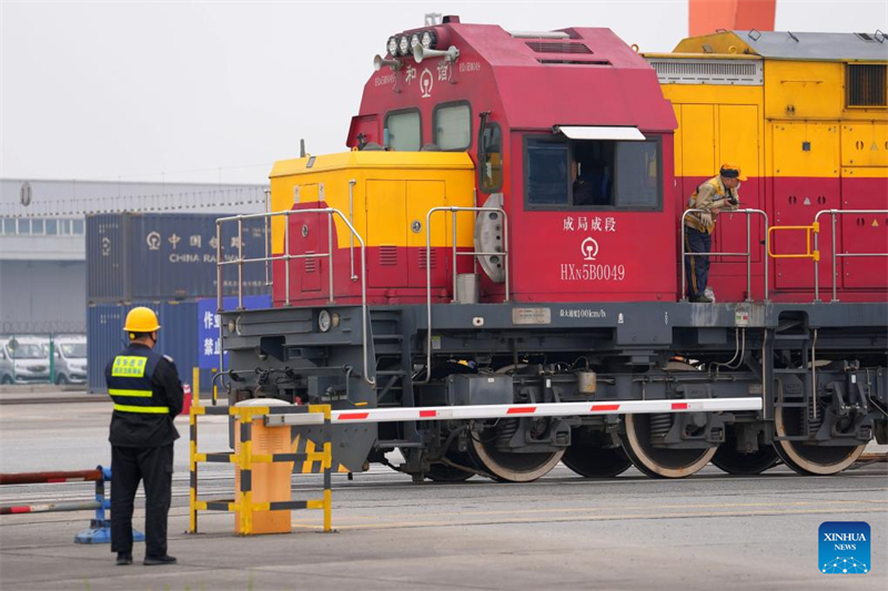 Τσενγκντο? και Τσονγκκ?νγκ διαχειρ?ζονται συνολικ? π?νω απ? 36.000 εμπορικ? σιδηροδρομικ? δρομολ?για μεταξ? Κ?να?-Ευρ?πη?