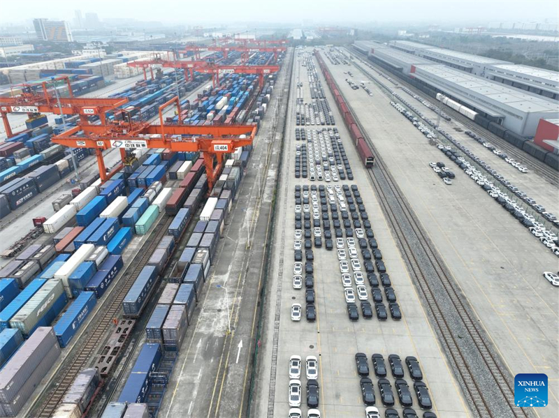 Μια φωτογραφ?α απ? drone δε?χνει ?να κ?ντρο σιδηροδρομικο? φορτ?ου στην Τσενγκντο?, στην επαρχ?α Σιτσου?ν, στη νοτιοδυτικ? Κ?να, 14/11/2024. (Φωτογραφ?α: Xinhua)