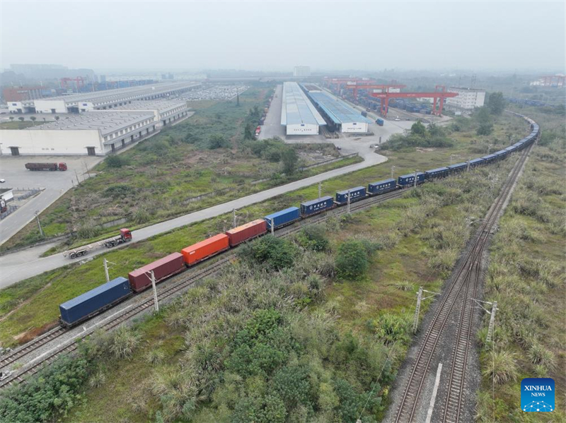 Τσενγκντο? και Τσονγκκ?νγκ διαχειρ?ζονται συνολικ? π?νω απ? 36.000 εμπορικ? σιδηροδρομικ? δρομολ?για μεταξ? Κ?να?-Ευρ?πη?