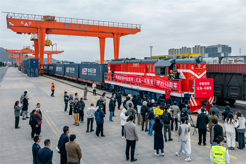 Η αμαξοστοιχ?α εξπρ?? Γιγο? Κ?να?-Ευρ?πη? γιορτ?ζει τη 10η επ?τειο