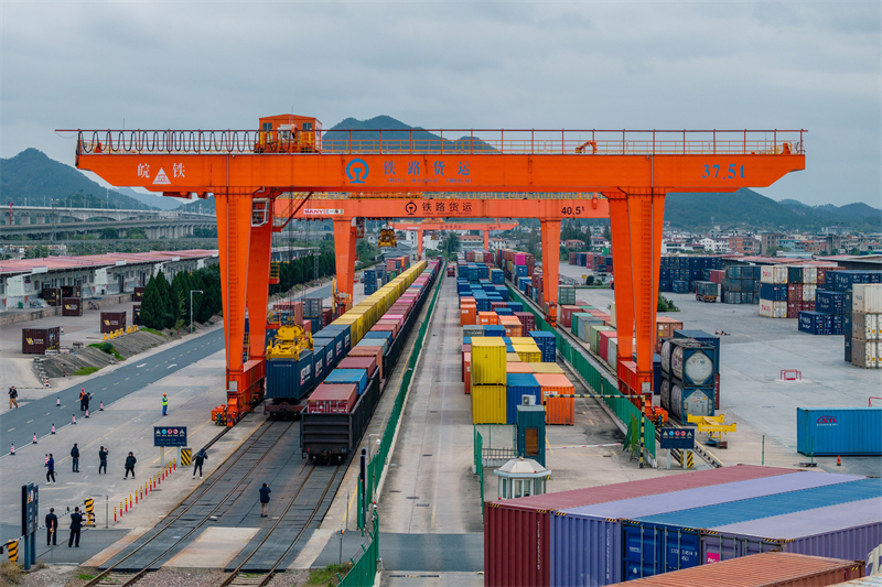 Η αμαξοστοιχ?α εξπρ?? Γιγο? Κ?να?-Ευρ?πη? γιορτ?ζει τη 10η επ?τειο