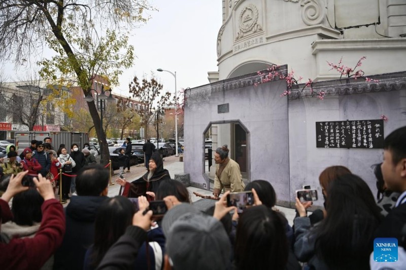 Κλασικ? δρ?μα σκηνοθετημ?νο στο δρ?μο τη? π?λη? Τιεντζ?ν