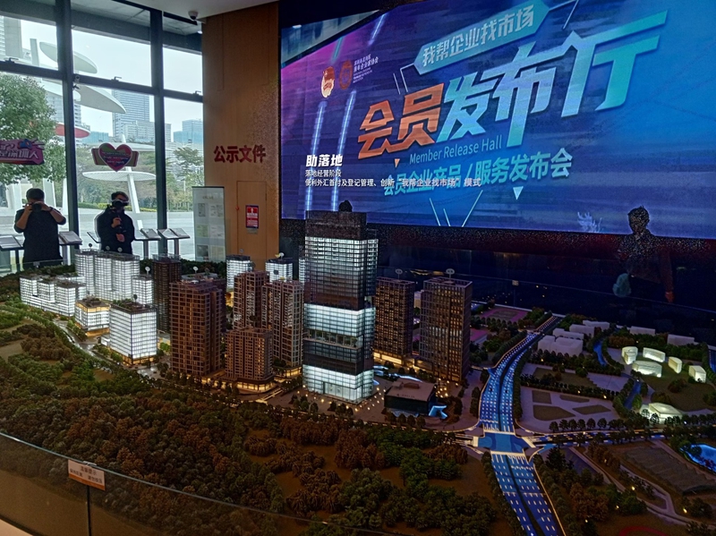 Το Τεχνολογικ? Π?ρκο Hong Leon αποτελε? ?να χαρακτηριστικ? παρ?δειγμα του ρ?λου του Longgang στην προ?θηση τη? υψηλ?? τεχνολογ?α? τη? Shenzhen. Το π?ρκο φιλοξενε? πολλ?? καινοτ?με? επιχειρ?σει? και λειτουργε? ω? ?να? συνεργατικ?? κ?μβο?, προσφ?ροντα? στι? εταιρε?ε? υψηλ?? τεχνολογ?α? ?ναν χ?ρο ?ρευνα?, αν?πτυξη? και εφαρμογ?? προηγμ?νων λ?σεων. Το Hong Leon δ?νει ?μφαση στην ενσωμ?τωση βι?σιμων πρακτικ?ν συμβ?λλοντα? στην προσπ?θεια τη? Shenzhen να ισορροπ?σει την οικονομικ? αν?πτυξη με την περιβαλλοντικ? ευθ?νη. Τεχνολογικ? Π?ρκο Hong-Leon, 25/11/2024 Φωτογραφ?α: Λα?κ? Ημερησ?α 