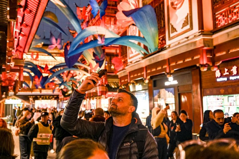 Ανθ?ζει η τουριστικ? βιομηχαν?α τη? Κ?να? μετ? την απ?φαση για ?νοιγμα στα ταξ?δια χωρ?? β?ζα