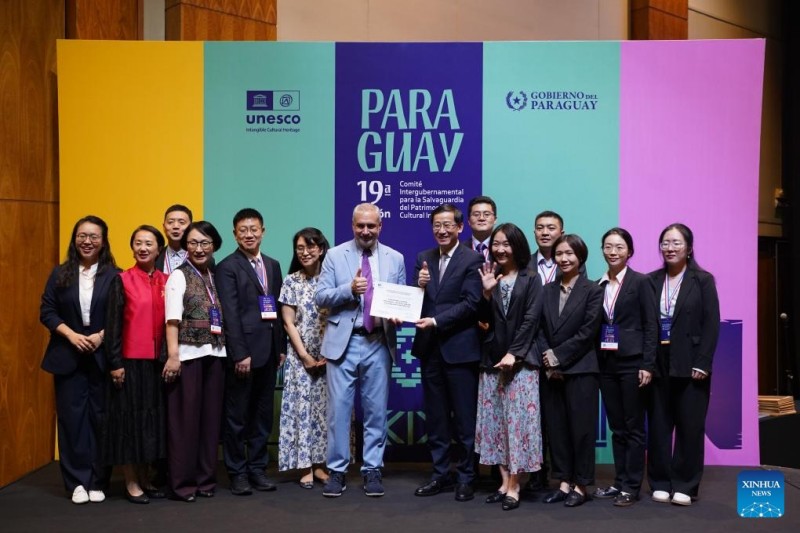  Κιν?ζοι αντιπρ?σωποι ποζ?ρουν για φωτογραφ?α μετ? την παραλαβ? του πιστοποιητικο? αναγν?ριση? κατ? τη δι?ρκεια τη? 19η? συνεδρ?αση? τη? Διακυβερνητικ?? Επιτροπ?? για την Προστασ?α τη? ?υλη? Πολιτιστικ?? Κληρονομι?? στην Ασουνσι?ν, Παραγου?η, 5/12/ 2024. 