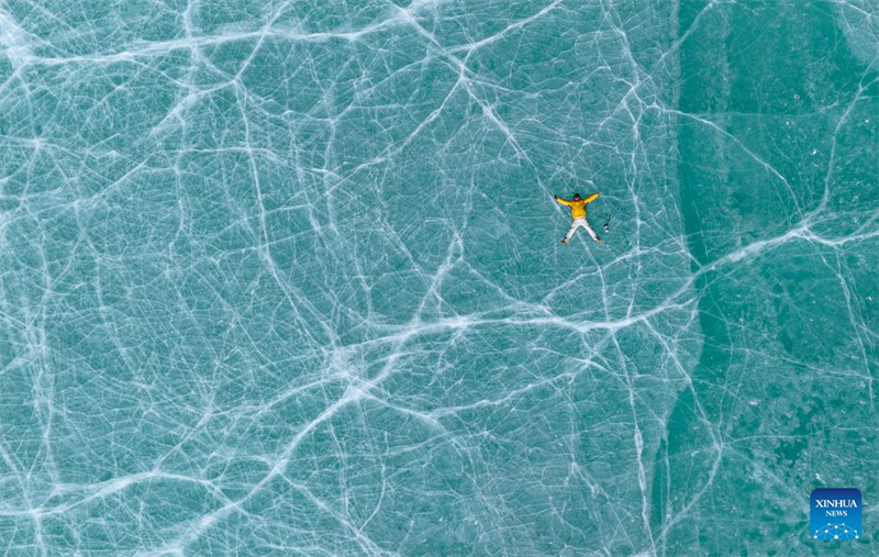 Παν?μορφε? εικ?νε? απ? τη παγωμ?νη λ?μνη στη Λ?σα στην Αυτ?νομη Περιοχ? Σιζ?νγκ τη? Κ?να?