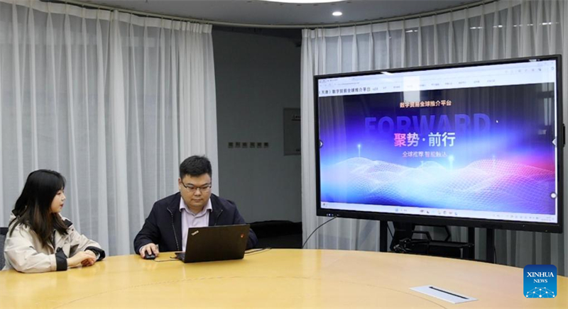 Η Li Huarong (Δ), διευθ?ντρια λογαριασμ?ν στο Κ?ντρο Προ?θηση? τη? Ψηφιακ?? Υπηρεσ?α? BlueFocus (Tianjin), παρουσι?ζει την Παγκ?σμια Πλατφ?ρμα Προ?θηση? Ψηφιακο? Εμπορ?ου τη? Tianjin σε οθ?νη στον Δ?μο Tianjin, στη β?ρεια Κ?να, στι? 15/11/2024. Φωτογραφ?α: Xinhua