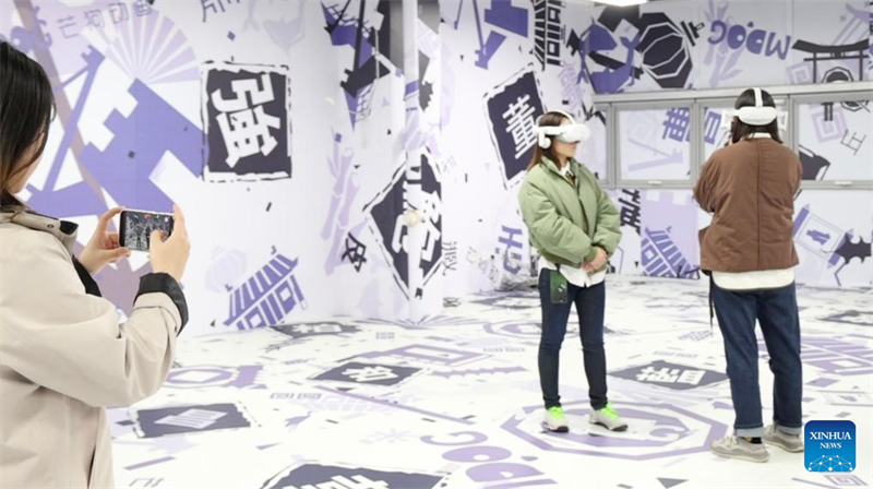 Επισκ?πτε? δοκιμ?ζουν συσκευ?? VR στο Κ?ντρο Προ?θηση? τη? Ψηφιακ?? Υπηρεσ?α? BlueFocus (Tianjin), στον Δ?μο Tianjin, στη β?ρεια Κ?να, στι? 15 Νοεμβρ?ου 2024. Φωτογραφ?α: Xinhua