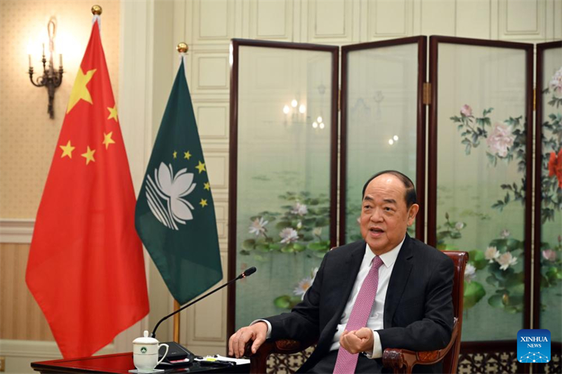 Ο Χο Ιατ Σενγκ, επικεφαλ?? εκτελεστικ?? τη? Ειδικ?? Διοικητικ?? Περιοχ?? Μακ?ο (SAR), δ?νει συν?ντευξη στο Xinhua στο Μακ?ο, ν?τια Κ?να, 20 Νοεμβρ?ου 2024. (Φωτογραφ?α / Xinhua)