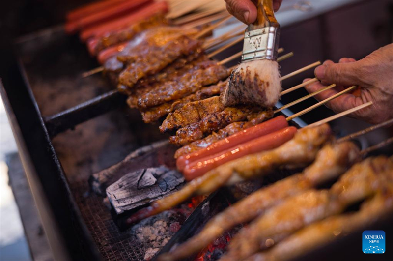 Εργαζ?μενο? σε ψητοπωλε?ο ετοιμ?ζει κεμπ?π στο Μακ?ο τη? ν?τια? Κ?να?, 8 Δεκεμβρ?ου 2024. (Φωτογραφ?α / Xinhua)