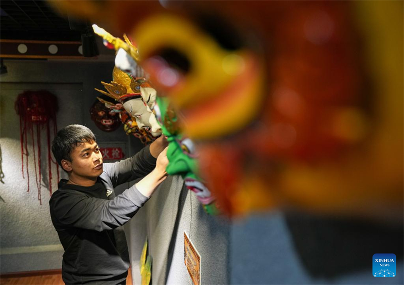 Φτι?χνοντα? παραδοσιακ?? θιβετιαν?? μ?σκε? στο Σιζ?νγκ