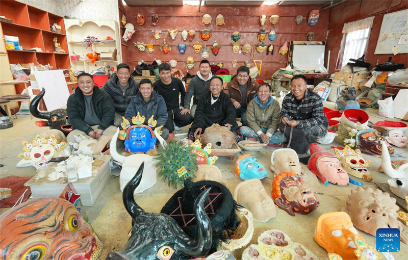 Εργ?τε? ποζ?ρουν για μια ομαδικ? φωτογραφ?α σε ?να εργαστ?ριο εν?? συνεταιρισμο? στην περιοχ? Ντ?γκζε τη? Λ?σα, στην αυτ?νομη περιφ?ρεια Σιζ?νγκ τη? νοτιοδυτικ?? Κ?να?, στι? 9 Δεκεμβρ?ου 2024. (Φωτογραφ?α / Xinhua)