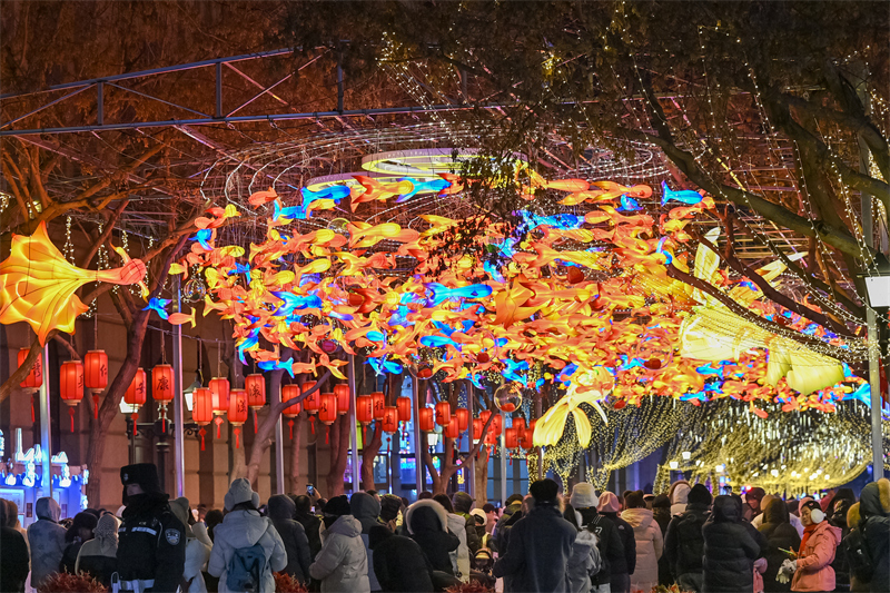 Η ?νυχτεριν? οικονομ?α? τη? Κεντρικ?? Οδο? στην π?λη Χαρμπ?ν ανθε?