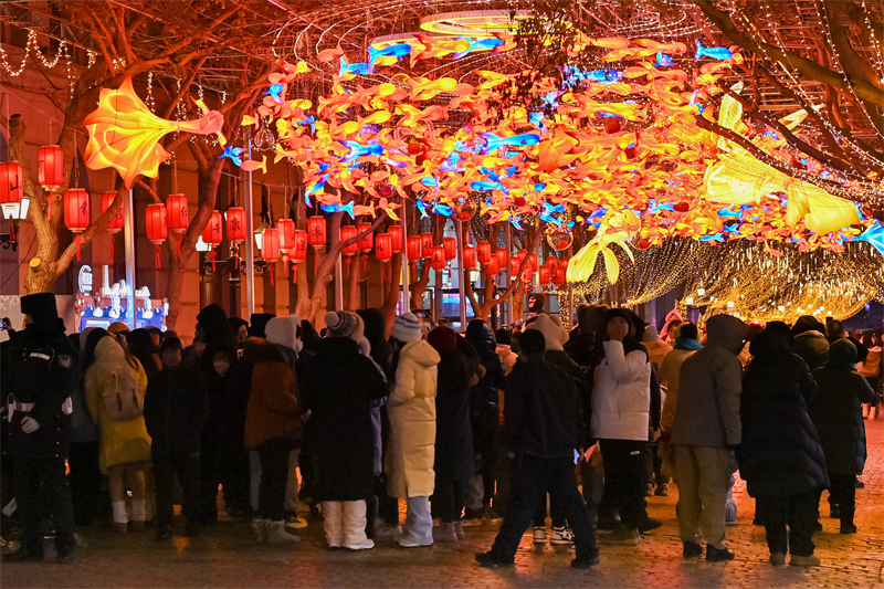 Η ?νυχτεριν? οικονομ?α? τη? Κεντρικ?? Οδο? στην π?λη Χαρμπ?ν ανθε?