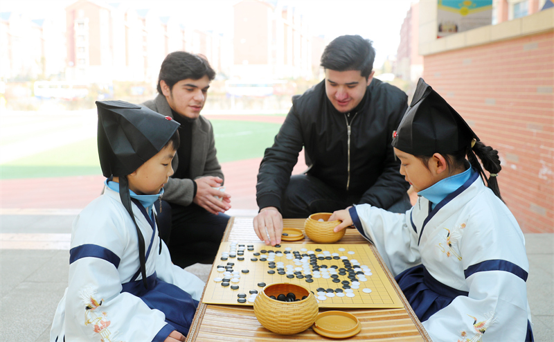 Οι ξ?νοι φοιτητ?? βι?νουν την κινεζικ? παραδοσιακ? κουλτο?ρα