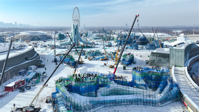 Στι? 14 Δεκεμβρ?ου του 2024, ο 26ο? Κ?σμο? του Π?γου και του Χιονιο? στην π?λη Χαρμπ?ν τη? επαρχ?α? Χε?λονγκτζι?νγκ επιταχ?νει την κατασκευ? του και οι κατασκευαστ?? εργ?ζονται μ?ρα και ν?χτα. (Φωτογραφ?α / Λα?κ? Καθημεριν? Online)