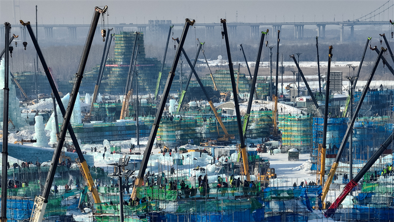 Η κατασκευ? του “Κ?σμου του π?γου και του χιονιο?” στην π?λη Χαρμπ?ν επιταχ?νεται