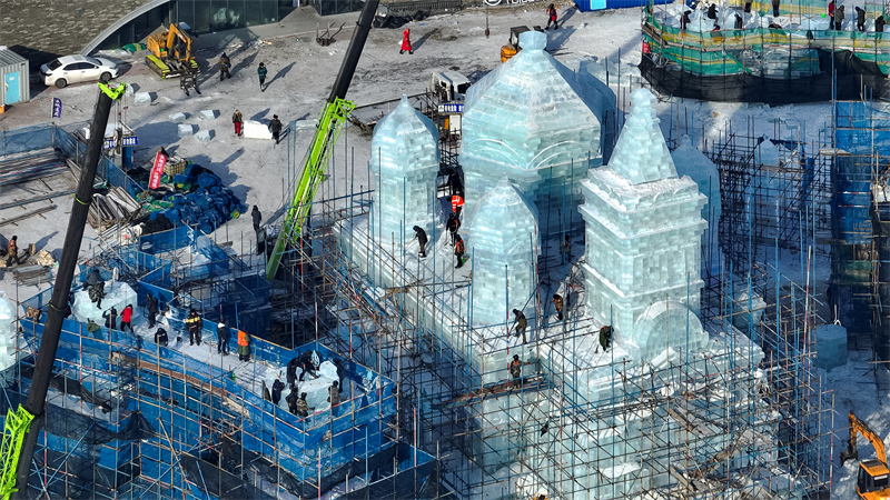 Η κατασκευ? του “Κ?σμου του π?γου και του χιονιο?” στην π?λη Χαρμπ?ν επιταχ?νεται