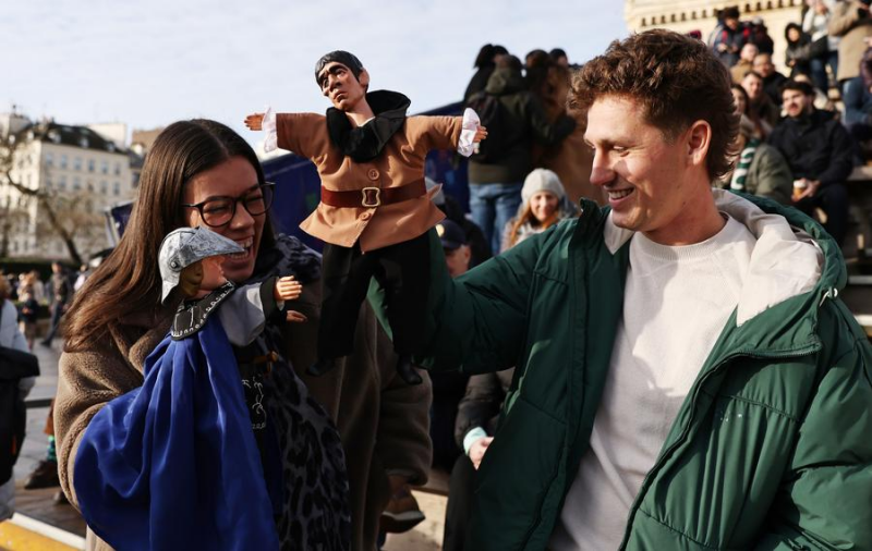 Κινεζικ? κουκλοθ?ατρο μπροστ? απ? την Παναγ?α των Παρισ?ων