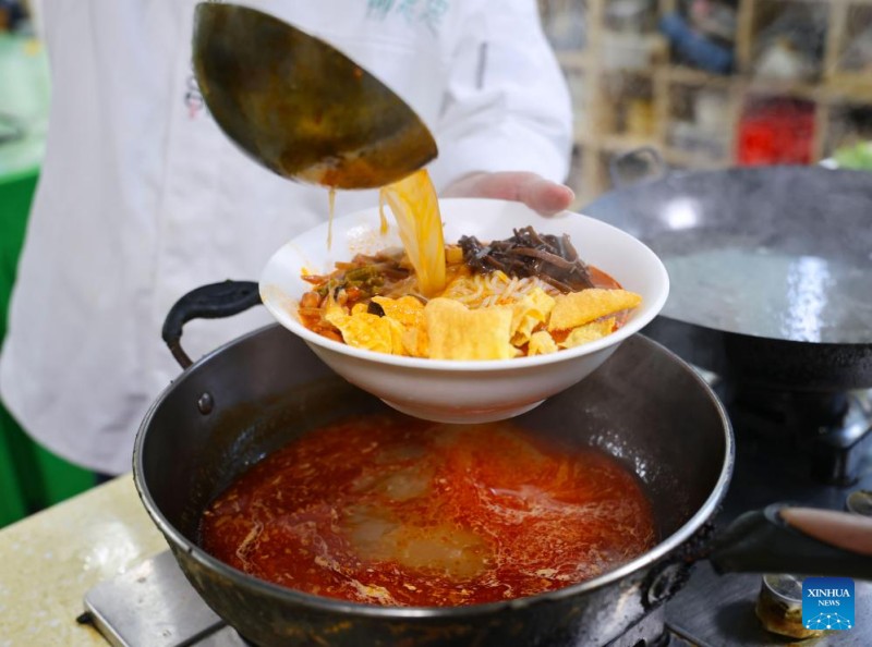 Ζυμαρικ??Luosifen, πω? απ? φαγητ? δρ?μο μετετρ?πει σε μια τερ?στια βιομηχαν?α στο Γκουανγκσ? τη? Κ?να?