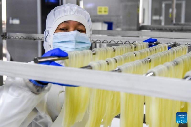 Ζυμαρικ??Luosifen, πω? απ? φαγητ? δρ?μο μετετρ?πει σε μια τερ?στια βιομηχαν?α στο Γκουανγκσ? τη? Κ?να?