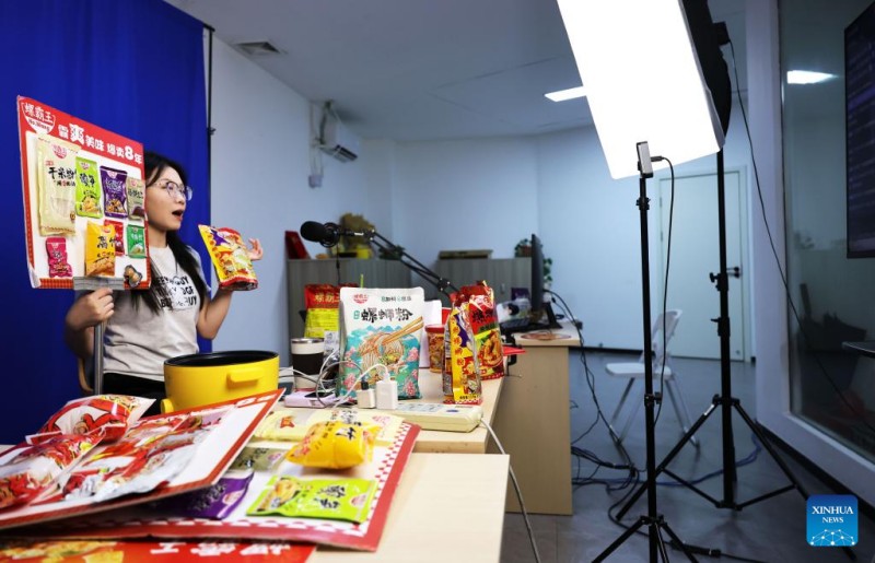 Ζυμαρικ??Luosifen, πω? απ? φαγητ? δρ?μο μετετρ?πει σε μια τερ?στια βιομηχαν?α στο Γκουανγκσ? τη? Κ?να?