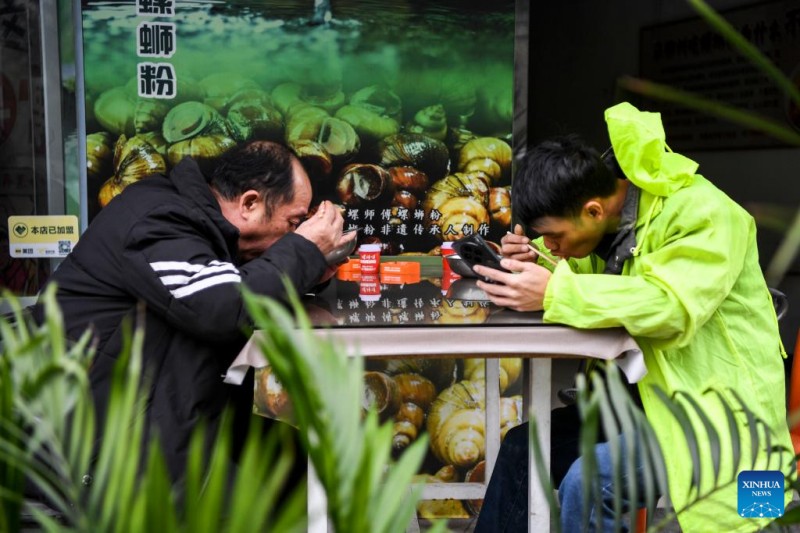 Ζυμαρικ??Luosifen, πω? απ? φαγητ? δρ?μο μετετρ?πει σε μια τερ?στια βιομηχαν?α στο Γκουανγκσ? τη? Κ?να?