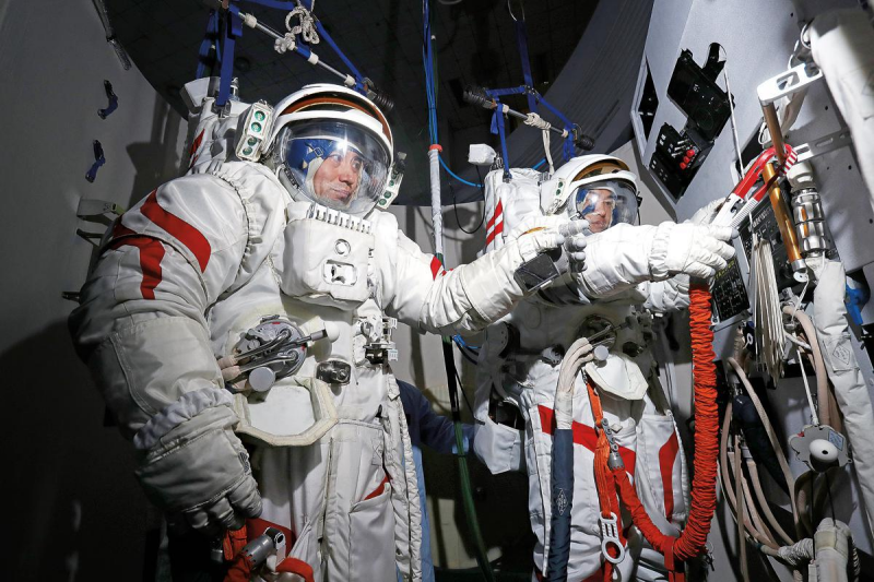 Οι αστρονα?τε? του Shenzhou XVIII, Ye Guangfu (αριστερ?) και Li Guangsu, πραγματοποιο?ν εκπα?δευση σε εξωοχηματικ?? δραστηρι?τητα? στι? 15 Ιανουαρ?ου. Φωτογραφ?α: XU BU/FOR CHINA DAILY