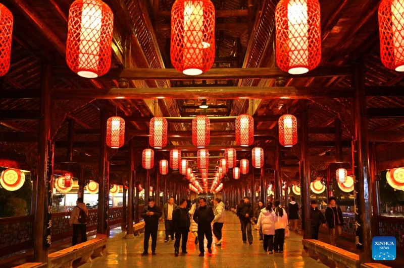 Τουρ?στε? στη Γ?φυρα Φενγκιο? που ε?ναι διακοσμημ?νη με παραδοσιακ? φαναρ?κια, στην Κομητε?α Σουαν?ν, στην επαρχ?α Χουμπ?ι τη? κεντρικ?? Κ?να?, στι? 28 Δεκεμβρ?ου 2024.