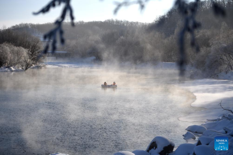 Β?λτα με ρ?φτινγκ στο ποτ?μι τη? π?λη? Wudalianchi τη? βορειοανατολικ?? επαρχ?α? Heilongjiang τη? Κ?να?, στι? 30 Δεκεμβρ?ου 2024. 