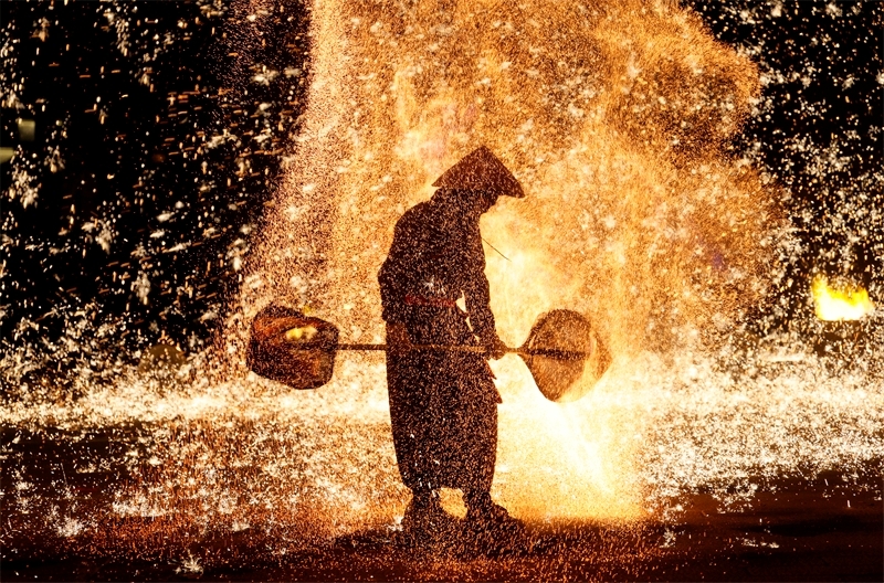 Στην π?λη Λονγκν?ν τα πρωτ?τυπα, πολ?χρωμα πυροτεχν?ματα καλωσορ?ζουν το ν?ο ?το?