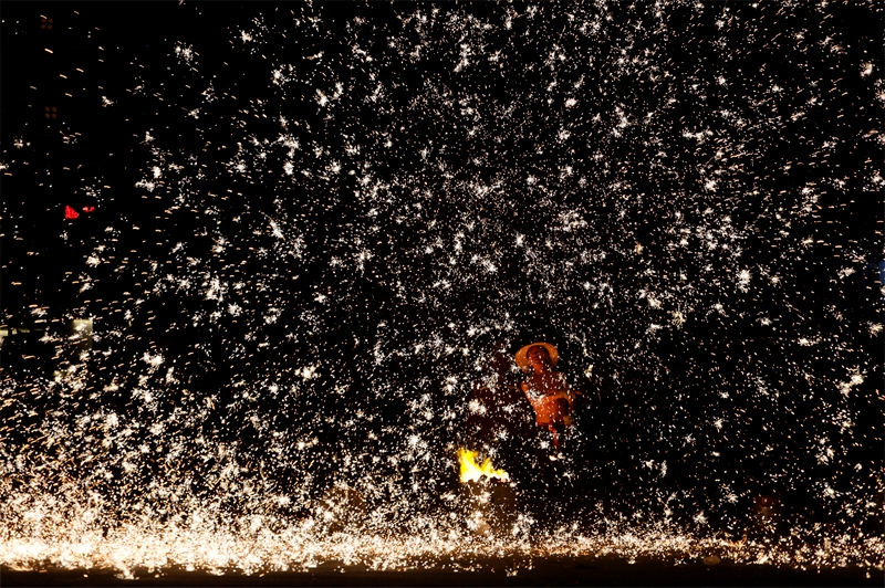 Στην π?λη Λονγκν?ν τα πρωτ?τυπα, πολ?χρωμα πυροτεχν?ματα καλωσορ?ζουν το ν?ο ?το?