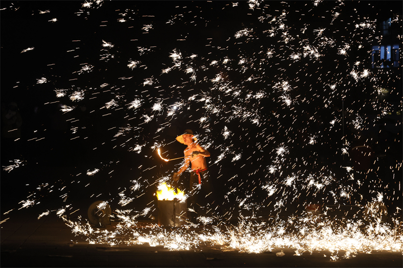 Στην π?λη Λονγκν?ν τα πρωτ?τυπα, πολ?χρωμα πυροτεχν?ματα καλωσορ?ζουν το ν?ο ?το?