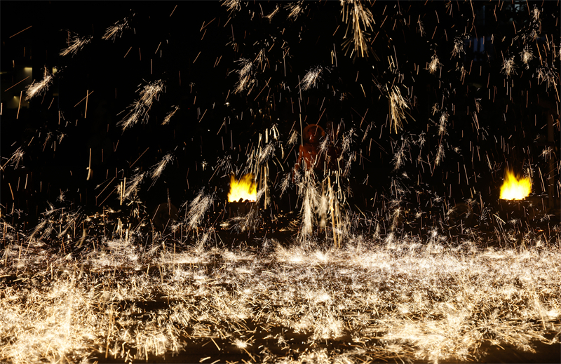 Στην π?λη Λονγκν?ν τα πρωτ?τυπα, πολ?χρωμα πυροτεχν?ματα καλωσορ?ζουν το ν?ο ?το?