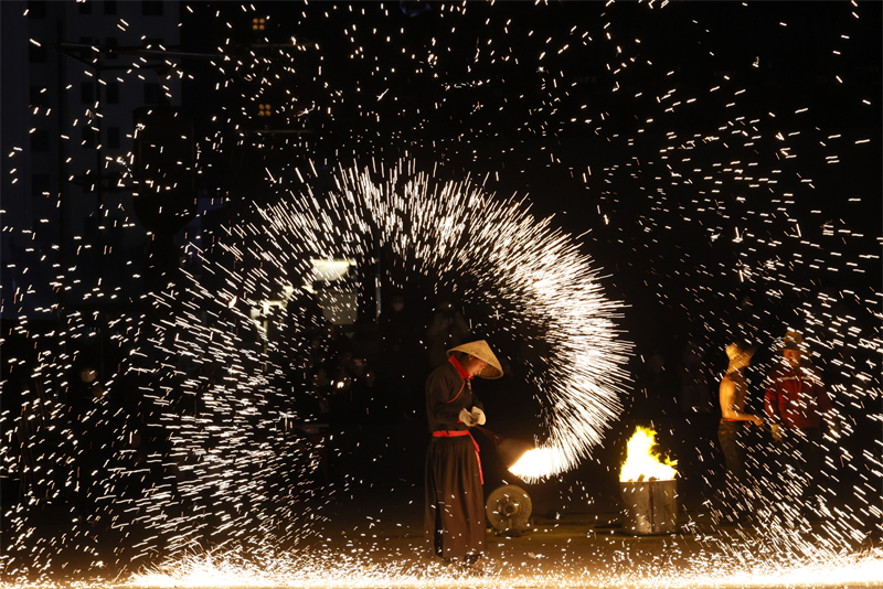 Στην π?λη Λονγκν?ν τα πρωτ?τυπα, πολ?χρωμα πυροτεχν?ματα καλωσορ?ζουν το ν?ο ?το?