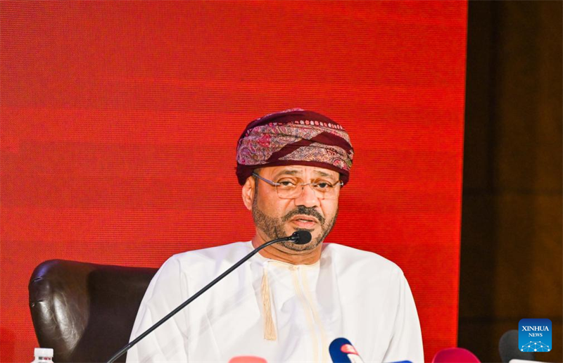 Ο Υπουργ?? Εξωτερικ?ν του Ομ?ν, Sayyid Badr bin Hamad bin Hamood Albusaidi, απευθ?νει ομιλ?α κατ? τη δι?ρκεια συν?ντηση? με τα μ?σα ενημ?ρωση? στη Μουσκ?τη, Ομ?ν, στι? 8 Ιανουαρ?ου 2025. (Φωτογραφ?α / Xinhua)