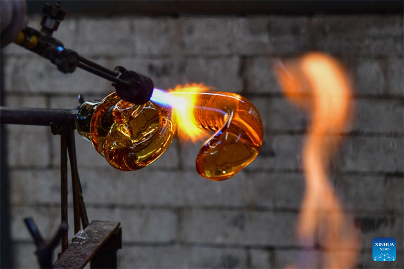 Εμπνε?σει? απ? φυσητ? γυαλ? στην ανατολικ? Κ?να εν ?ψει τη? Γιορτ?? τη? ?νοιξη?