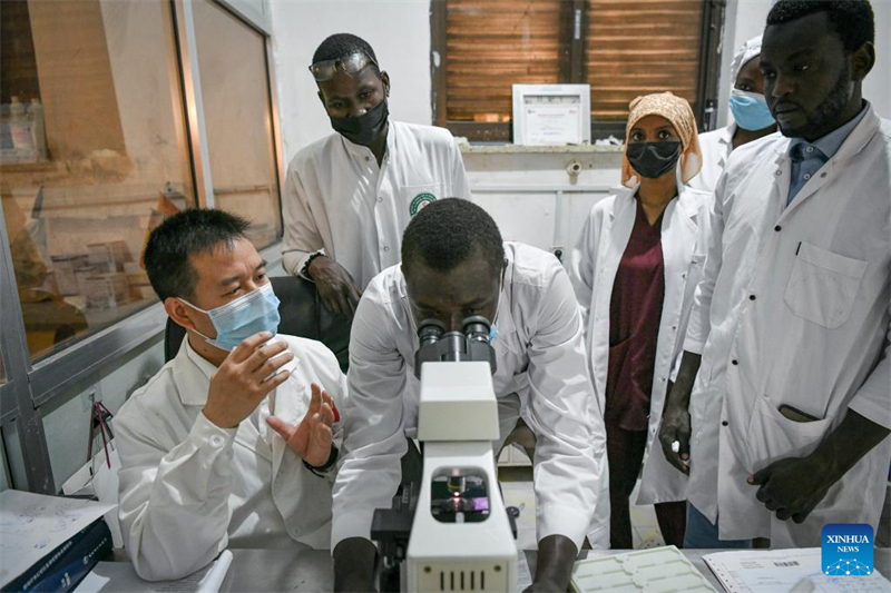 Η αλληλ?γγυα συνεισφορ? των Κιν?ζων γιατρ?ν στα νοσοκομε?α του Τσαντ