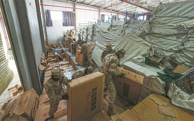 ?νοπλοι αστυνομικο? ταξινομο?ν τι? προμ?θειε? και το υλικ? βο?θεια? σε αποθ?κη στη σεισμ?πληκτη Σιγκατσ?, στην αυτ?νομη περιοχ? Σιζ?νγκ, την Τετ?ρτη 8/1/2025. Φωτογραφ?α: Xinhua