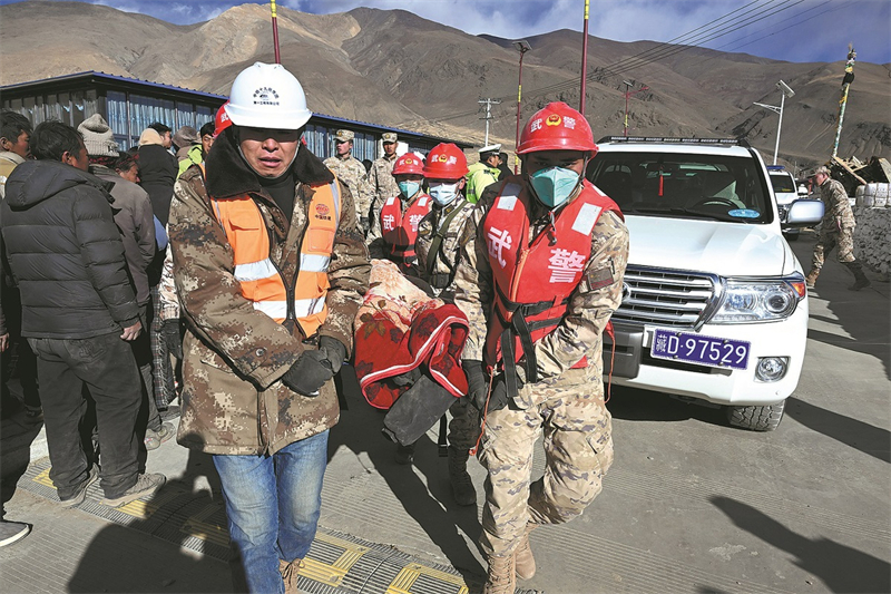 Οι πυροσβ?στε? φτ?νουν στην επαρχ?α Ντ?γκρι αμ?σω? μετ? τον σεισμ? την Τρ?τη 7/1/2025. Φωτογραφ?α: China Daily 