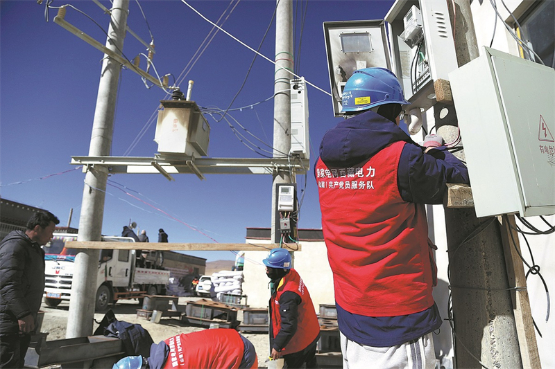 Τεχνικο? του δικτ?ου προμ?θεια? ηλεκτρικ?? εν?ργεια? επισκευ?ζουν τι? εγκαταστ?σει? μετ?δοση? ηλεκτρικ?? εν?ργεια? στο χωρι? Θ?νγκλε? την Π?μπτη 9/1/2025. Φωτογραφ?α: China Daily