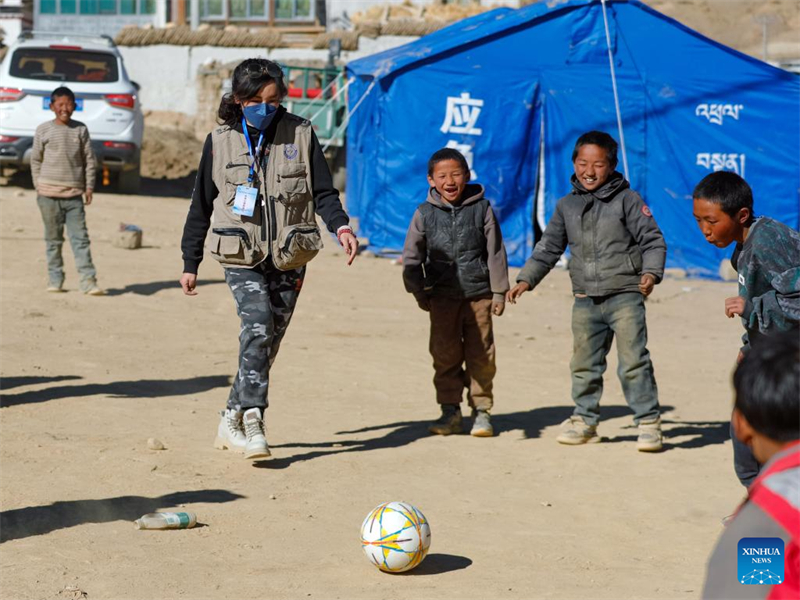 Παιδοψυχολ?γοι υποστηρ?ζουν του? σεισμ?πληκτου? τη? Σιζ?νγκ (Θιβ?τ)